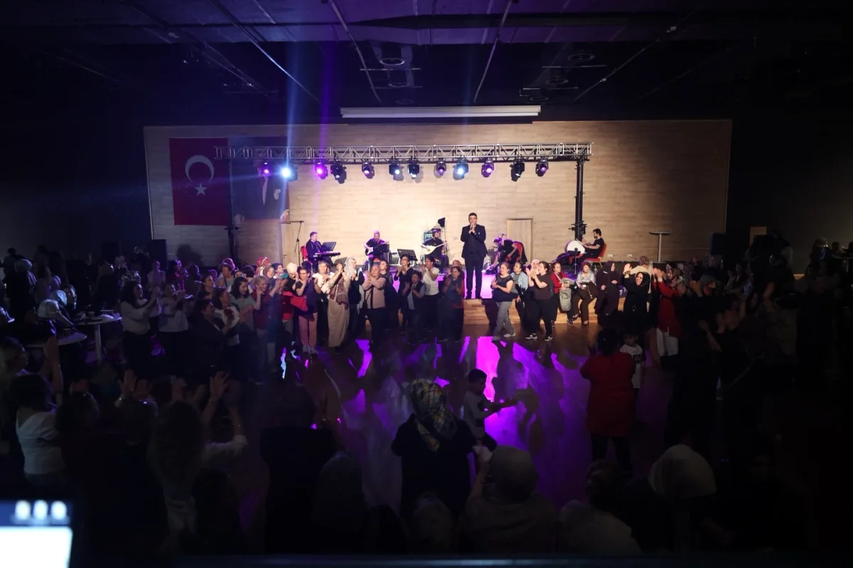 Ataşehir'de Kadınlar Matinesi: Özgür Akdemir Sahne Aldı Ataşehir'de Kadınlar Matinesi: Özgür Akdemir Sahne Aldı