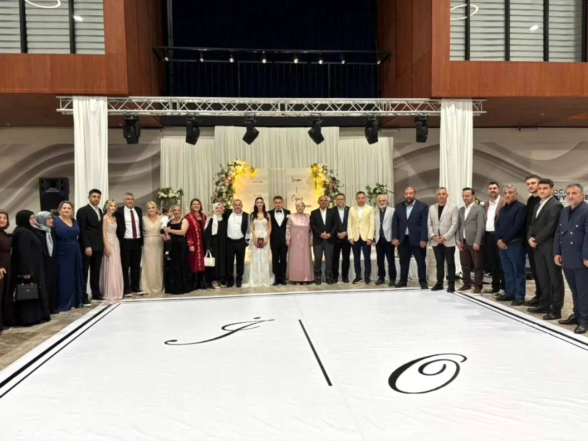 İzmit Belediye Başkanı Hürriyet'ten Nikah Kıydığı Çiftlere Tebrik İzmit Belediye Başkanı Hürriyet'ten Nikah Kıydığı Çiftlere Tebrik