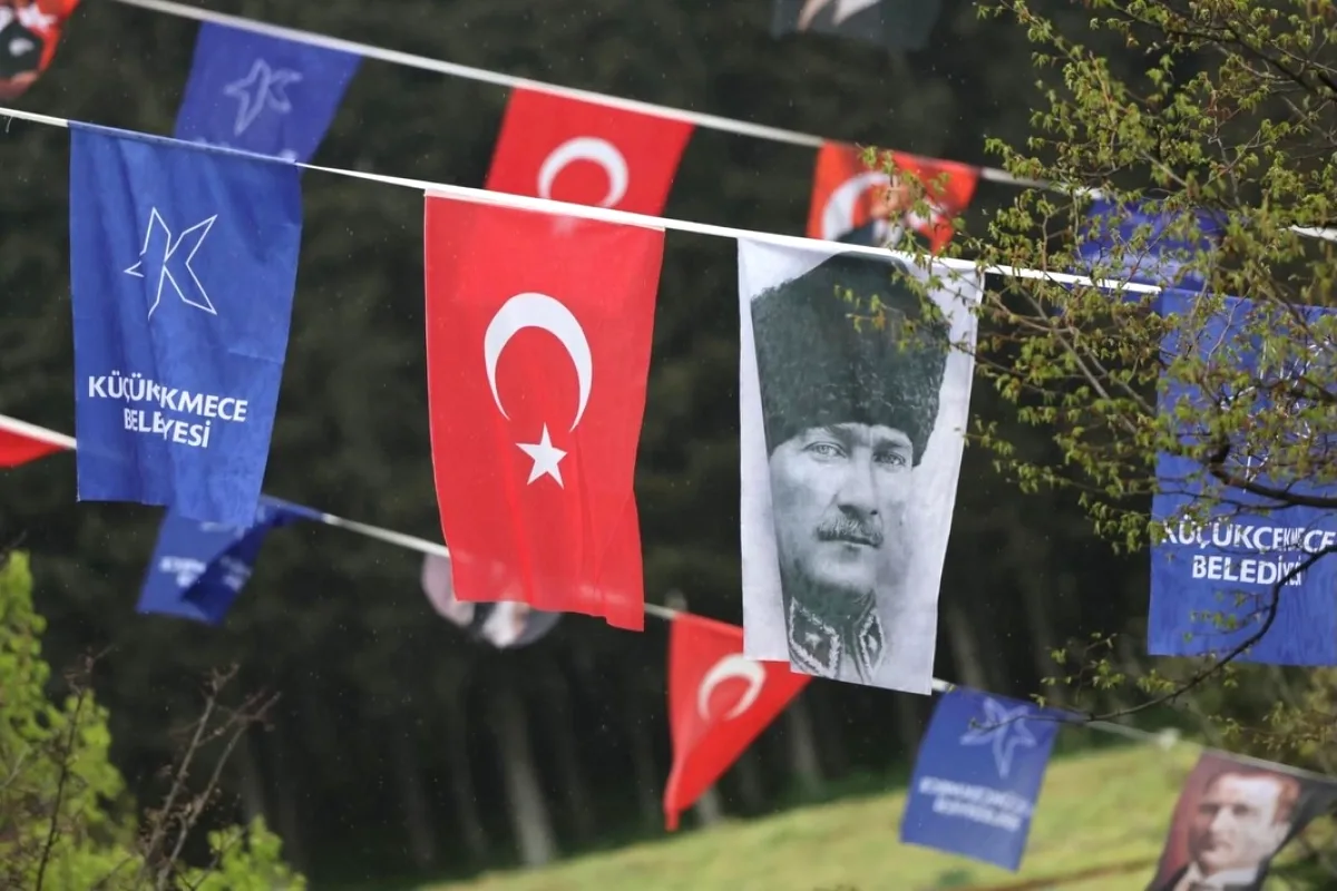 Küçükçekmece 19 Mayıs'a Hazır: Bayraklarla Donatılan Sokaklar Küçükçekmece 19 Mayıs'a Hazır: Bayraklarla Donatılan Sokaklar