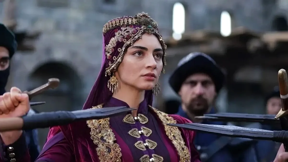 Özge Törer'den Netflix Müjdesi: Eve Giden Yol Kadrosunda Özge Törer'den Netflix Müjdesi: Eve Giden Yol Kadrosunda