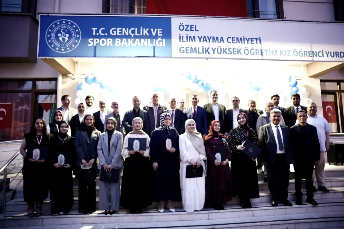 İlim Yayma Cemiyeti Gemlik Yurdu'nda 12 Öğrenci Mezun Oldu İlim Yayma Cemiyeti Gemlik Yurdu'nda 12 Öğrenci Mezun Oldu