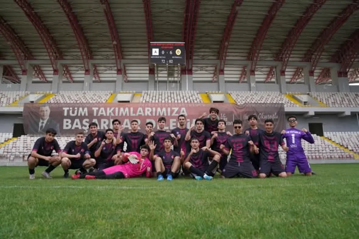 Tire'de 19 Mayıs Coşkusu Futbol Sahasına Taşındı: Şampiyon Kutsan Anadolu Lisesi Tire'de 19 Mayıs Coşkusu Futbol Sahasına Taşındı: Şampiyon Kutsan Anadolu Lisesi