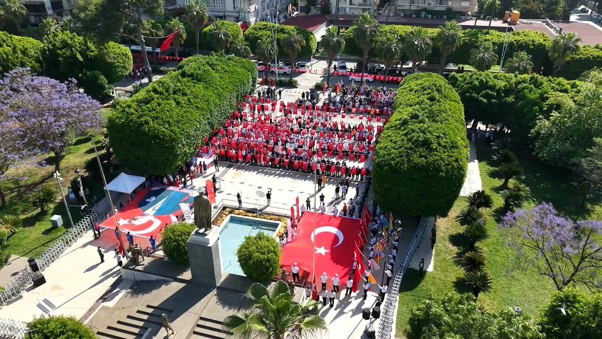 Adana'da 19 Mayıs: Çelenk Sunma, Kortej ve Gösterilerle Kutlandı Adana'da 19 Mayıs: Çelenk Sunma, Kortej ve Gösterilerle Kutlandı