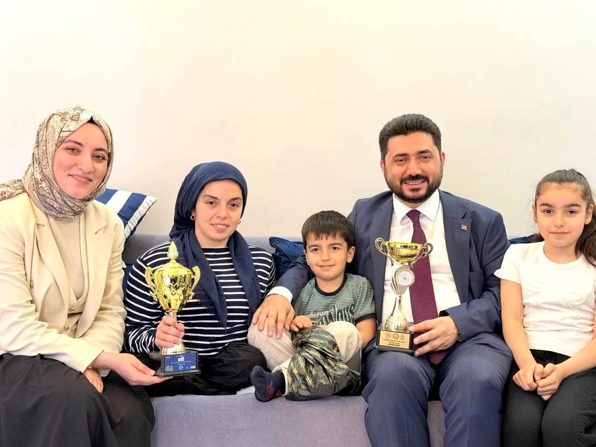 Bağcılar'ın Gururu Zeynep Acet, 19 Mayıs'ta Evinde Ziyaret Edildi Bağcılar'ın Gururu Zeynep Acet, 19 Mayıs'ta Evinde Ziyaret Edildi