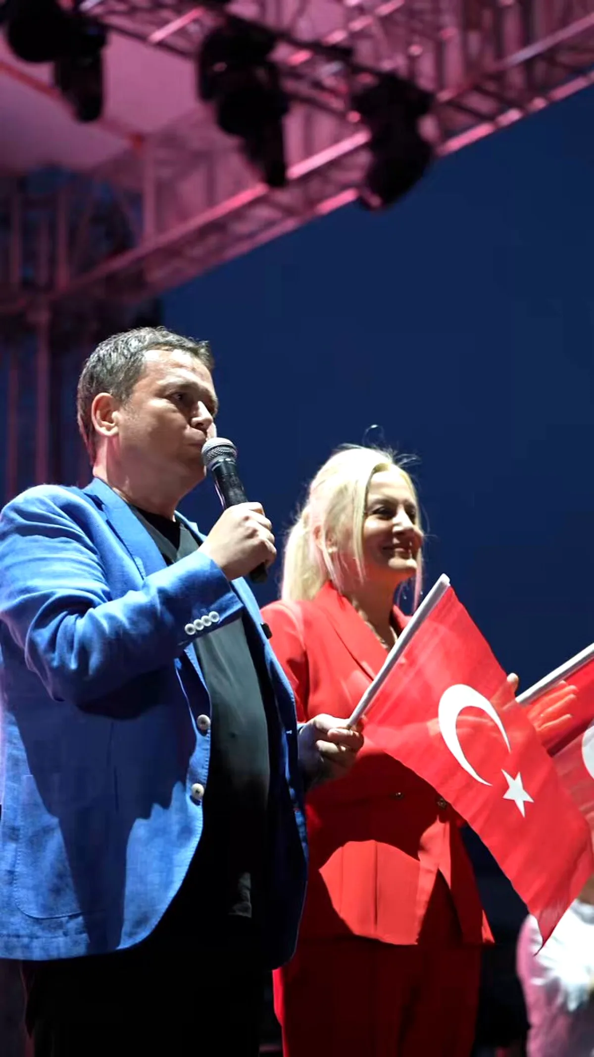 Erkan Aydın'dan Gençlere Teşekkür: Osmangazi Meydanı Doldu Taştı Erkan Aydın'dan Gençlere Teşekkür: Osmangazi Meydanı Doldu Taştı