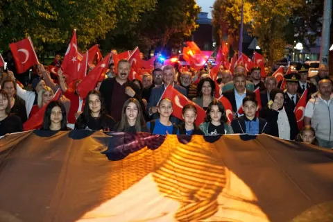 Gölcük'te 19 Mayıs Coşkusu: Fener Alayı Yürüyüşü Düzenlendi