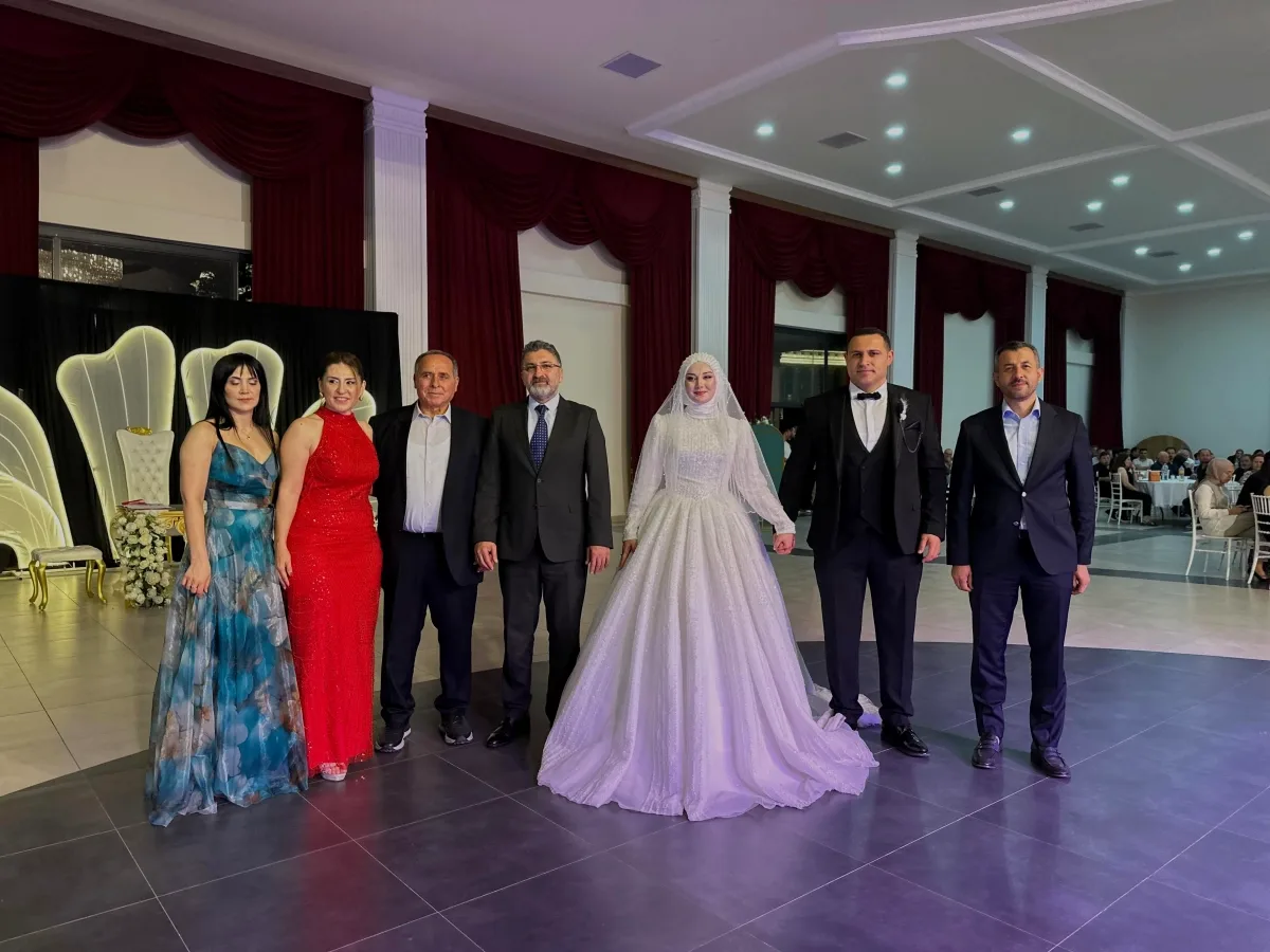 Serik'te Siyasetten Düğün Konvoyuna: Başkanlar Sahneye Çıktı Serik'te Siyasetten Düğün Konvoyuna: Başkanlar Sahneye Çıktı