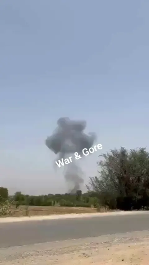 Pakistan Hava Kuvvetleri Eğitim Uçağı Düştü: 2 Pilot Tahliye Oldu