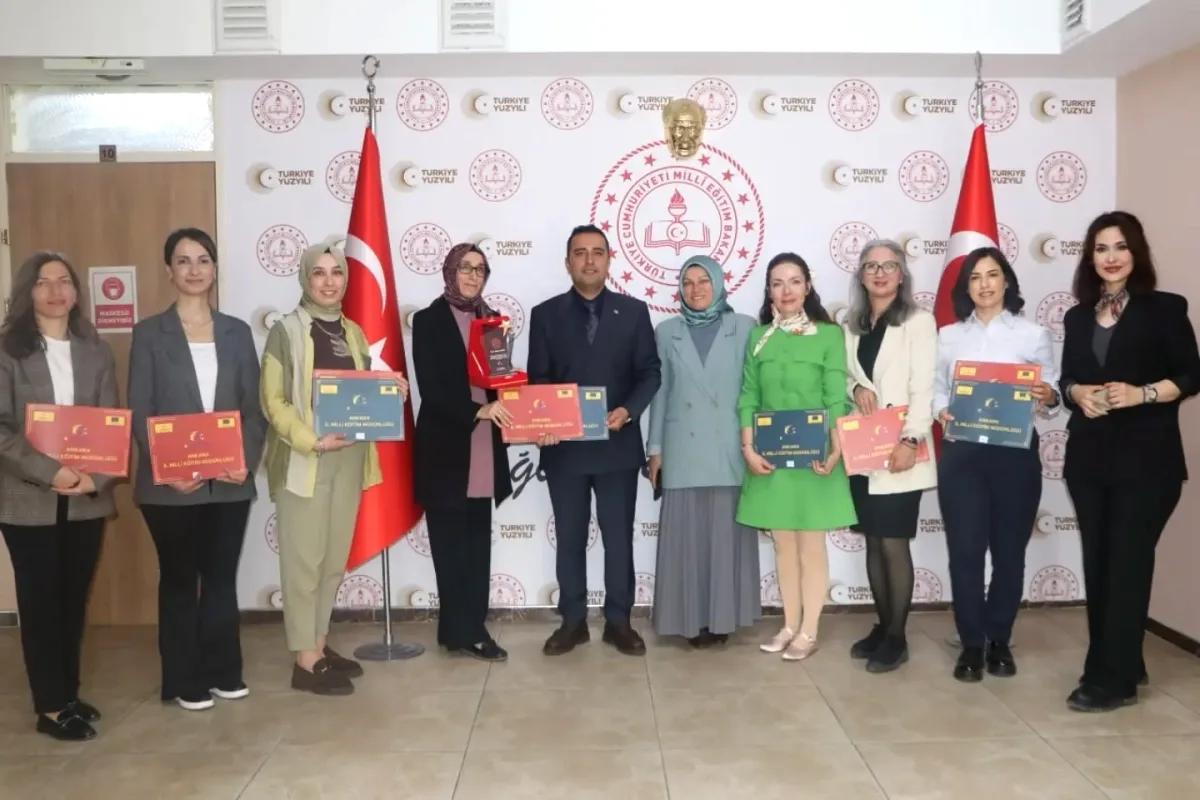 Elmadağ'da eTwinning Ödülü: Öğretmenler Müdür Gökduman'ı Ziyaret Etti Elmadağ'da eTwinning Ödülü: Öğretmenler Müdür Gökduman'ı Ziyaret Etti