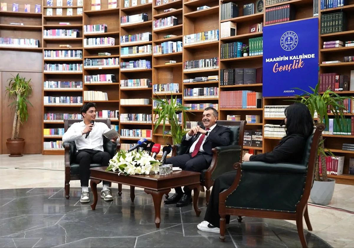 MEB Bakanı Tekin, Maarifin Kalbinde Gençlik Programında Liselilerle Buluştu MEB Bakanı Tekin, Maarifin Kalbinde Gençlik Programında Liselilerle Buluştu