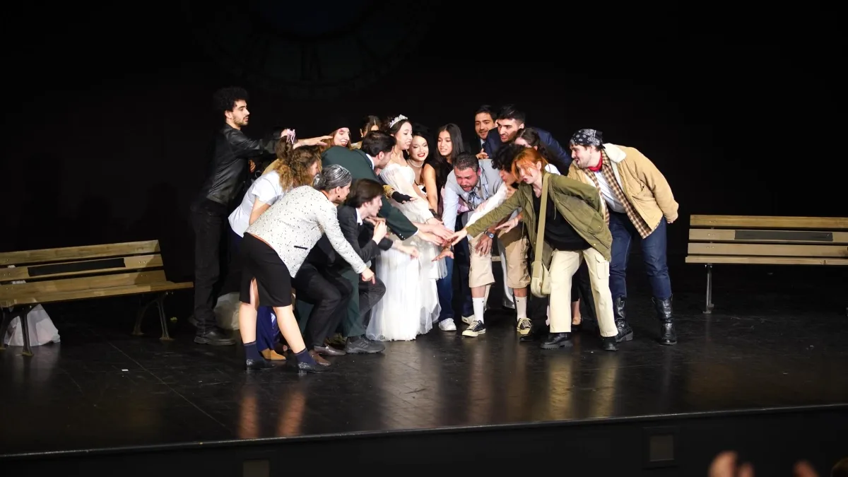 MEF Üniversitesi Tiyatro Topluluğu'ndan Boğaziçi Kültür Sanat Merkezi'nde Unutulmaz Sahne Performansı MEF Üniversitesi Tiyatro Topluluğu'ndan Boğaziçi Kültür Sanat Merkezi'nde Unutulmaz Sahne Performansı