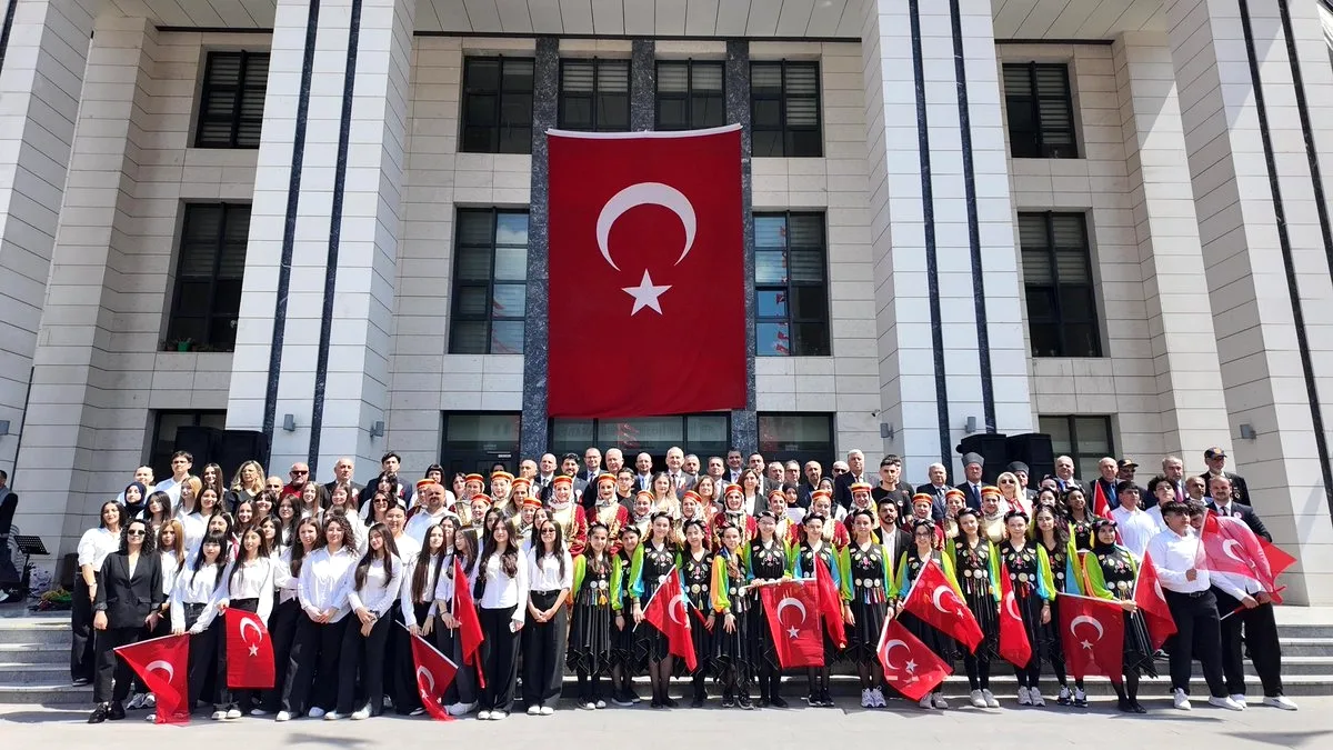 19 Mayıs Kutlamaları Gaziosmanpaşa'da Coşkuyla Yapıldı 19 Mayıs Kutlamaları Gaziosmanpaşa'da Coşkuyla Yapıldı