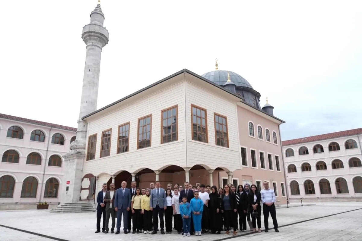 Beyoğlu'nda 'Vakti Kuşanmak' Projesi: Öğrenciler Tarihi Camileri Sanata Dönüştürdü Beyoğlu'nda 'Vakti Kuşanmak' Projesi: Öğrenciler Tarihi Camileri Sanata Dönüştürdü