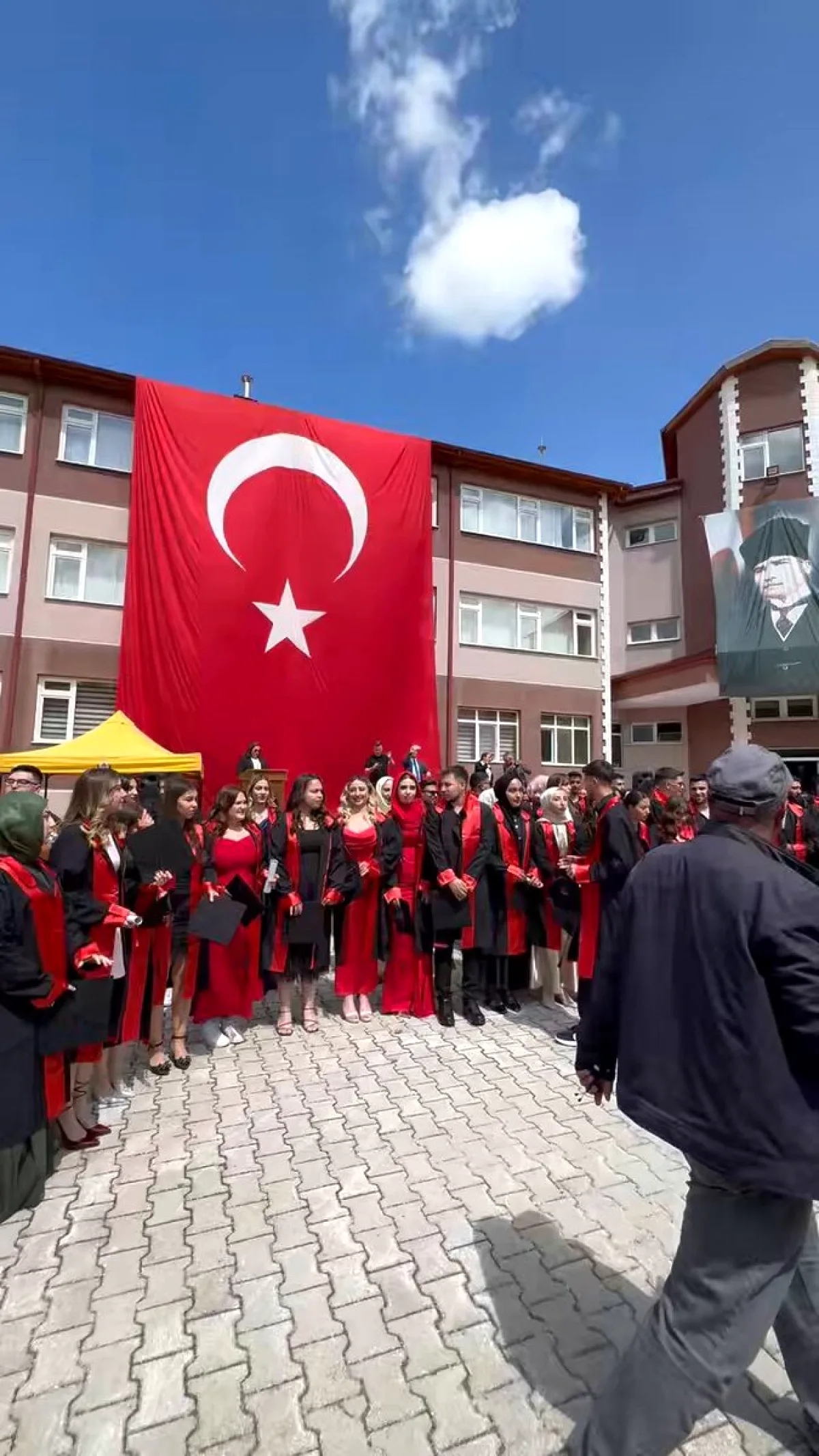 Ali Rıza Ercan MYO'da Kep Fırlatıldı: Akören'in Geleceği Mezuniyet Sevinciyle Uğurlandı Ali Rıza Ercan MYO'da Kep Fırlatıldı: Akören'in Geleceği Mezuniyet Sevinciyle Uğurlandı