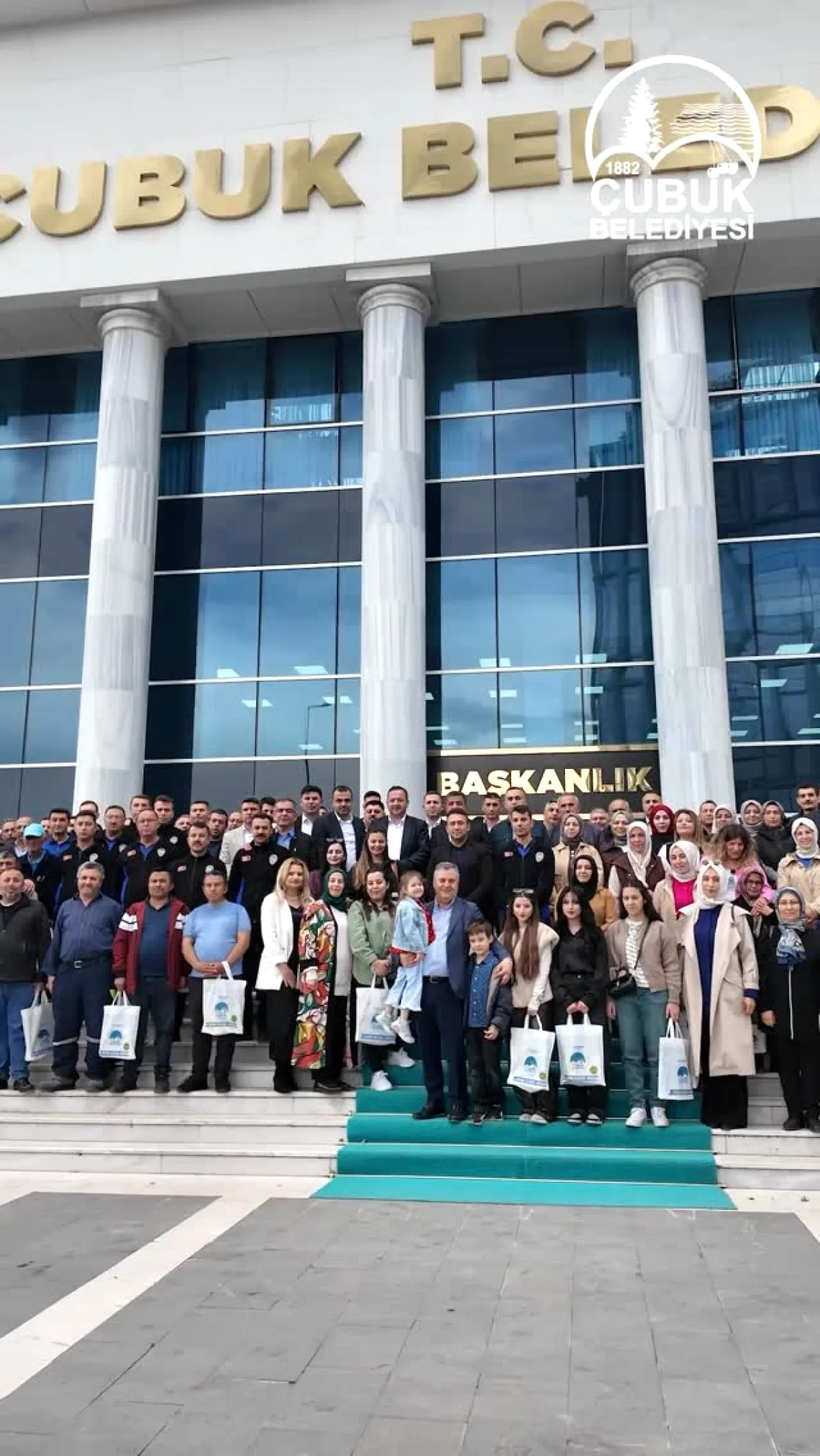 Çubuk Belediyesi'nde Bayramlaşma: Başkan Demirbaş ve İlçe Başkanı Kılıç Personelle Buluştu Çubuk Belediyesi'nde Bayramlaşma: Başkan Demirbaş ve İlçe Başkanı Kılıç Personelle Buluştu