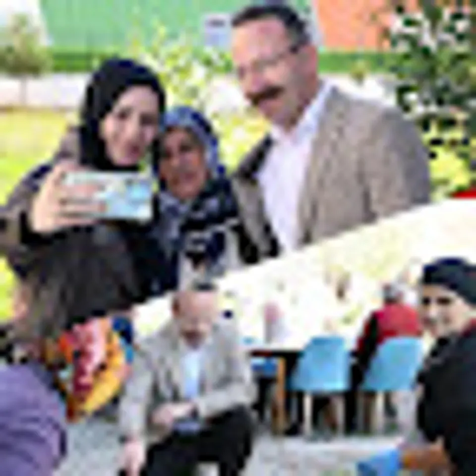 Ardahan Valisi Yamlı huzurevinde gözleme pişirdi, yaşlılarla sohbeti etti görseli