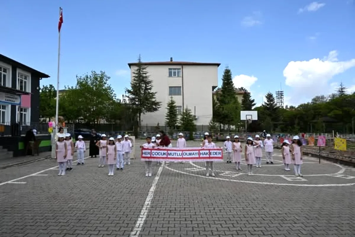 Sarioğlan'da Öğrencilerle Doğa Yürüyüşü: Baraj Bölgesinde Çevre Temizliği Sarioğlan'da Öğrencilerle Doğa Yürüyüşü: Baraj Bölgesinde Çevre Temizliği