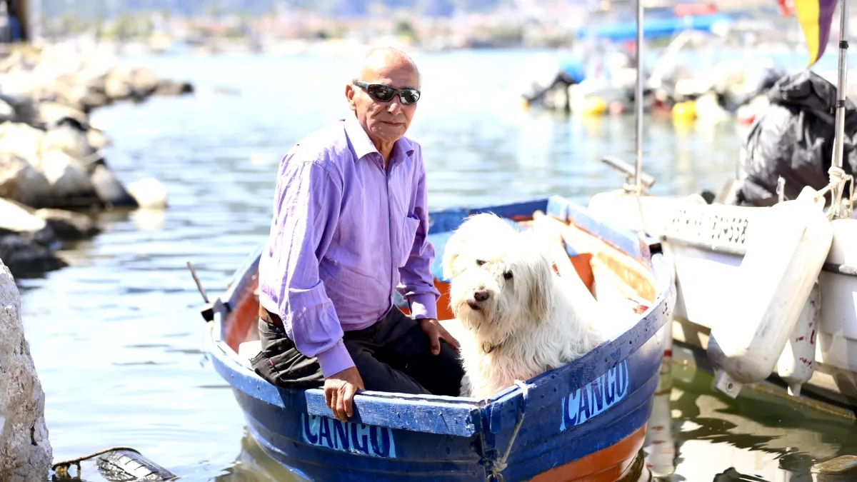 Fethiye'nin 10 yıllık dostu: Cango ile denizde kürek çekiyor Fethiye'nin 10 yıllık dostu: Cango ile denizde kürek çekiyor