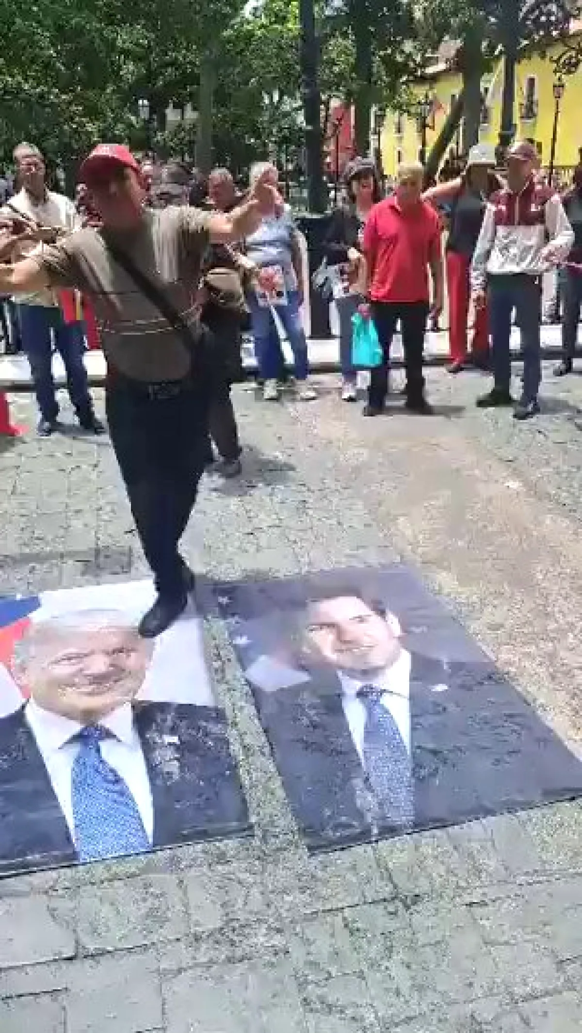 Venezuelalı protestocular Trump ve Rubio'nun portrelerini yaktı Venezuelalı protestocular Trump ve Rubio'nun portrelerini yaktı