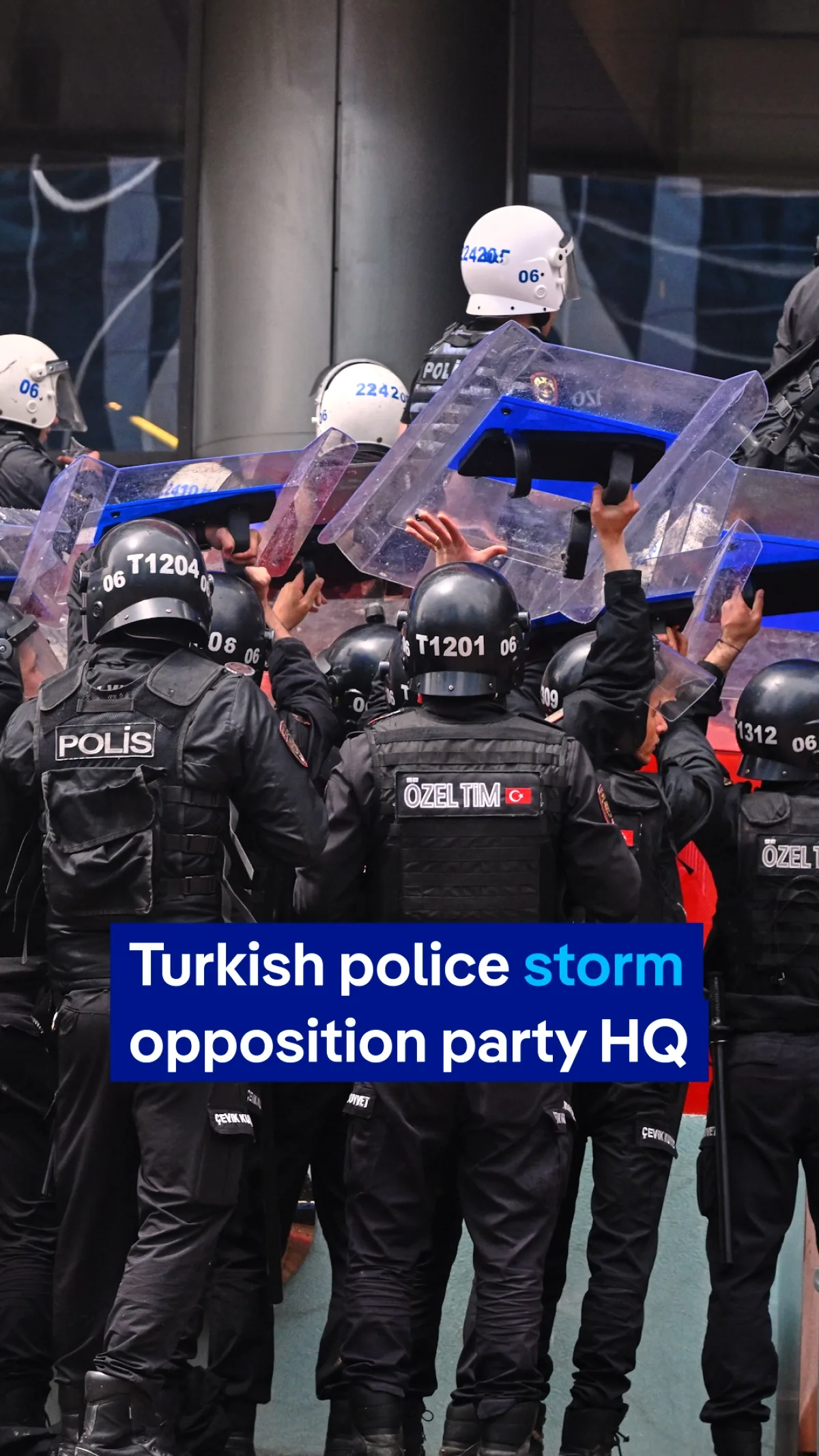 Ankara'da Muhalefet Partisi Genel Merkezine Polis Müdahalesi Ankara'da Muhalefet Partisi Genel Merkezine Polis Müdahalesi