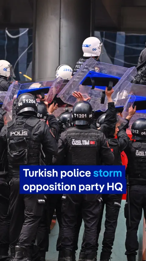 Ankara'da Muhalefet Partisi Genel Merkezine Polis Müdahalesi