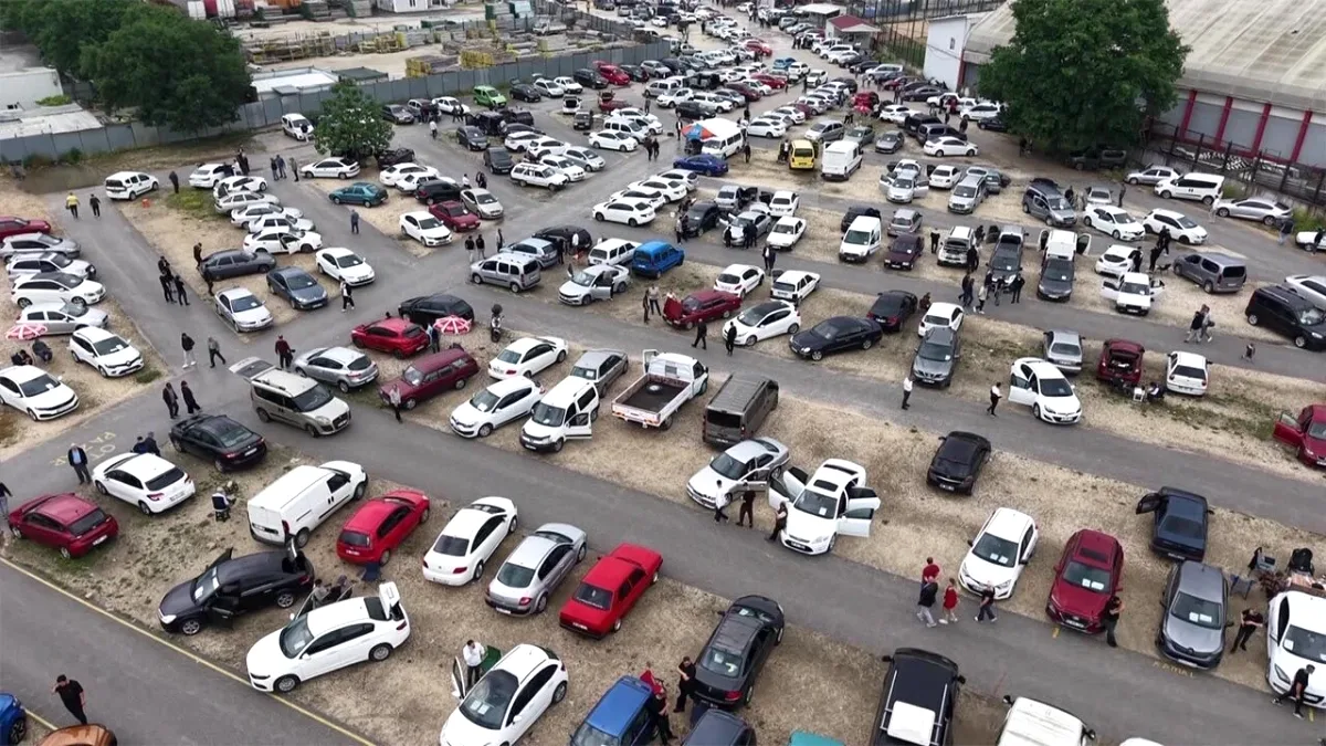 Yalovalılar Bayram Öncesi Bursa Oto Pazarına Akın Etti Yalovalılar Bayram Öncesi Bursa Oto Pazarına Akın Etti