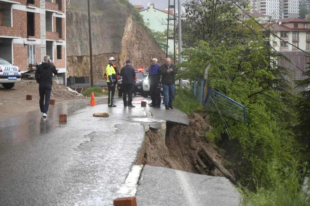 Gümüşhane'de Aşırı Yağış Sonrası Yol Çöktü Gümüşhane'de Aşırı Yağış Sonrası Yol Çöktü