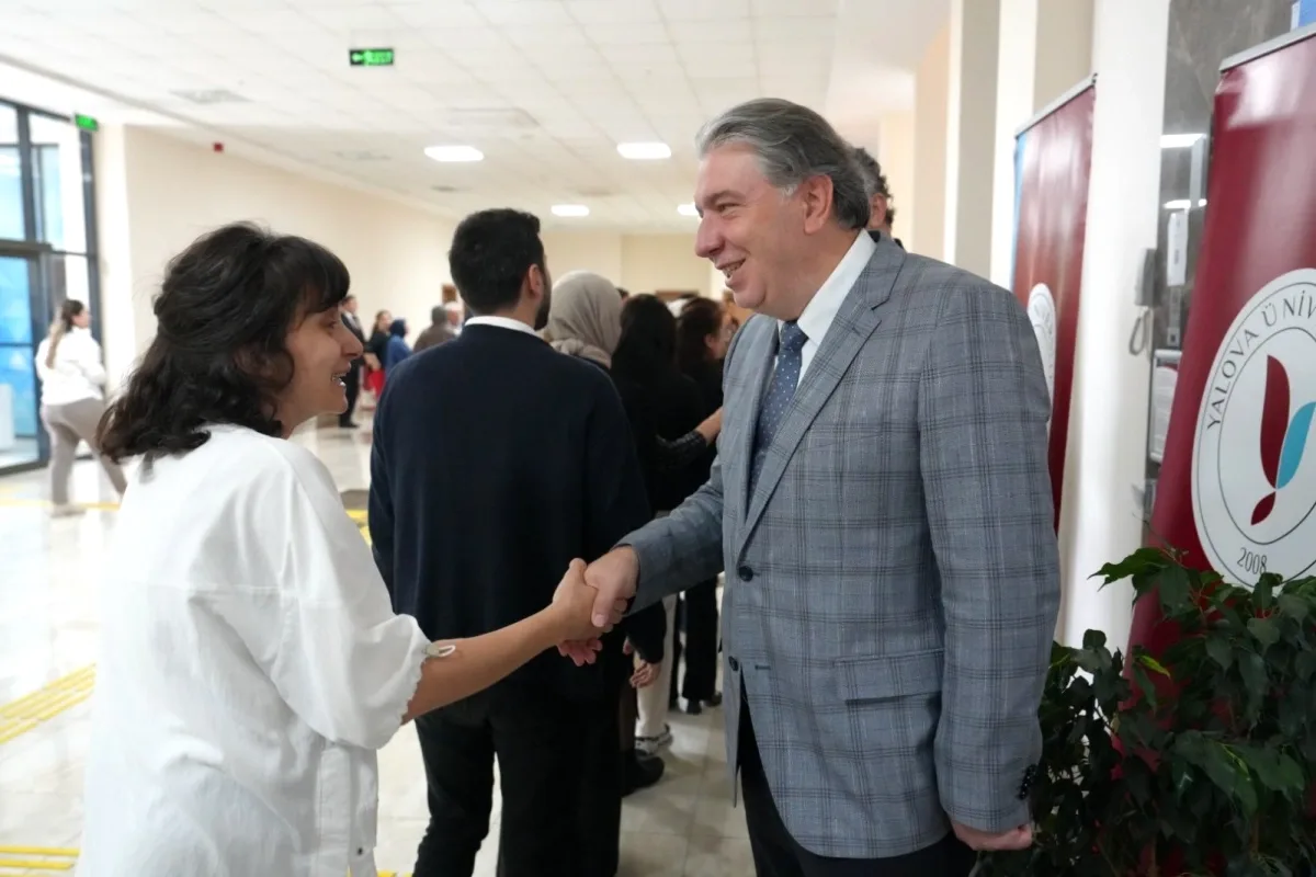 Yalova Üniversitesi'nde Kurban Bayramı öncesi bayramlaşma sevinci Yalova Üniversitesi'nde Kurban Bayramı öncesi bayramlaşma sevinci