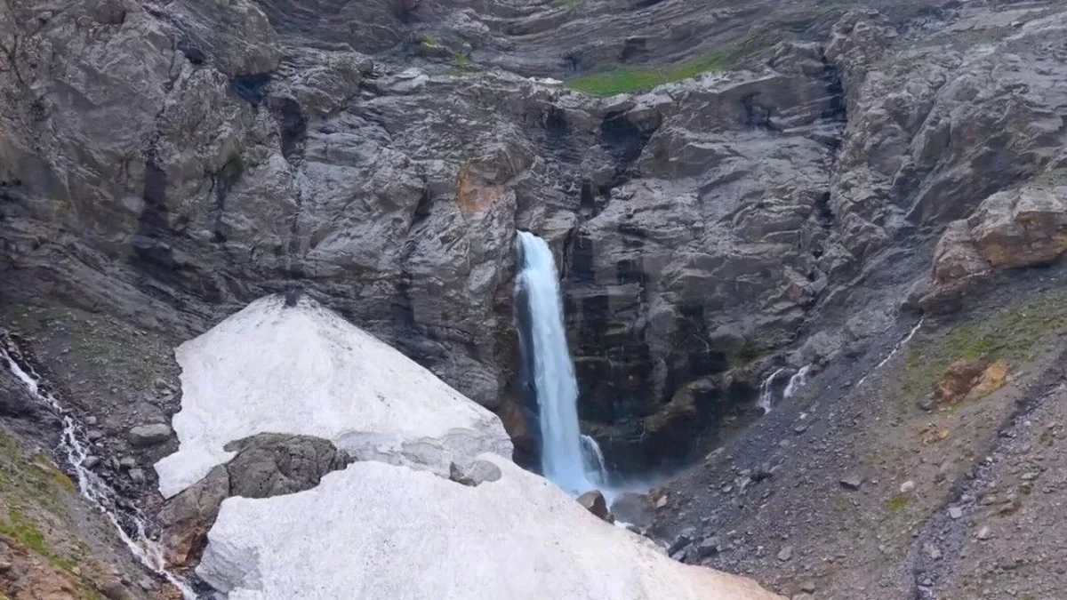 Bitlis'te Keşfedilmemiş Doğa Harikası: Dağın İçinden Fışkıran Şelale Dron Görüntüleriyle Ortaya Çıktı Bitlis'te Keşfedilmemiş Doğa Harikası: Dağın İçinden Fışkıran Şelale Dron Görüntüleriyle Ortaya Çıktı