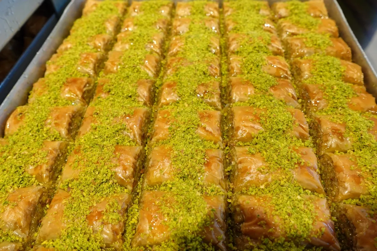Yalova'da Bayram Kaosu: Baklavacılara Akın Yalova'da Bayram Kaosu: Baklavacılara Akın