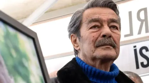 Kadir İnanır'ın Sağlık Durumu: Zatürre Tedavisi Yoğun Bakımda Sürüyor