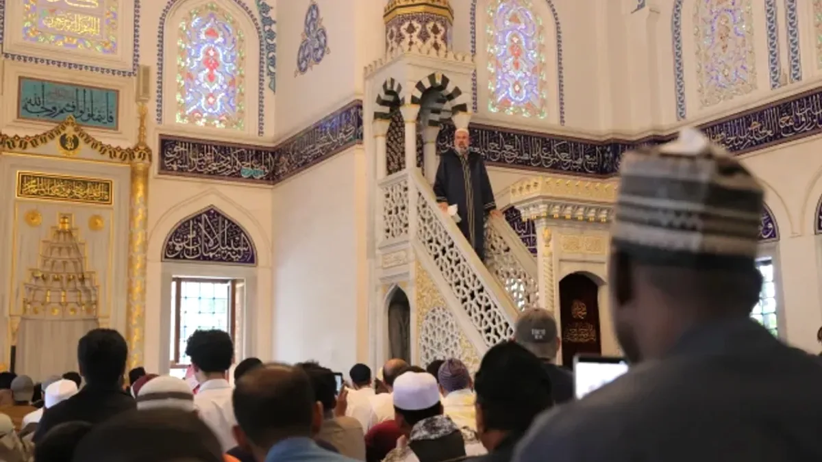 Tokyo Camii'nde Bayram Yoğunluğu: Namaz 3 Kez Kılındı Tokyo Camii'nde Bayram Yoğunluğu: Namaz 3 Kez Kılındı