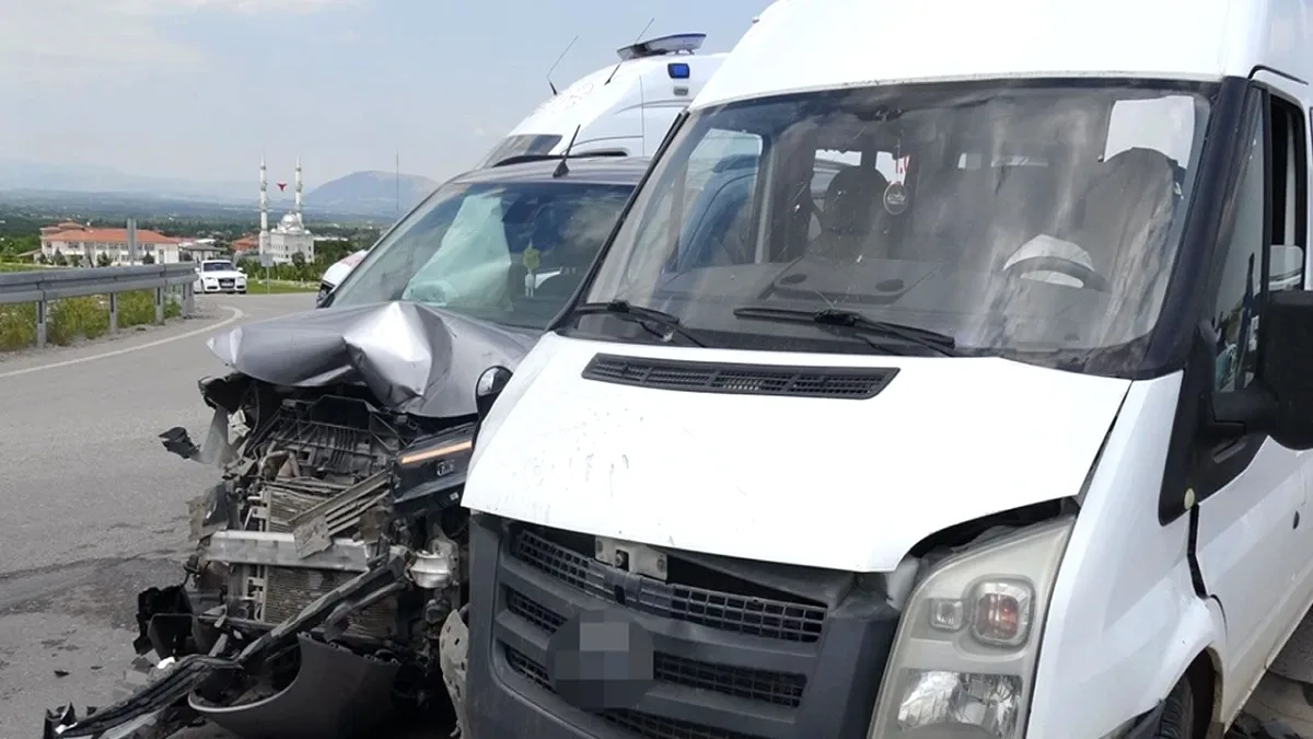 Yeşilyurt'ta Minibüs ile Hafif Ticari Araç Çarpıştı: 8 Yaralı Yeşilyurt'ta Minibüs ile Hafif Ticari Araç Çarpıştı: 8 Yaralı
