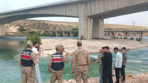 Adıyaman'da Fırat Köprüsü Altında Mahsur Kalan 8 Kişi Kurtarıldı