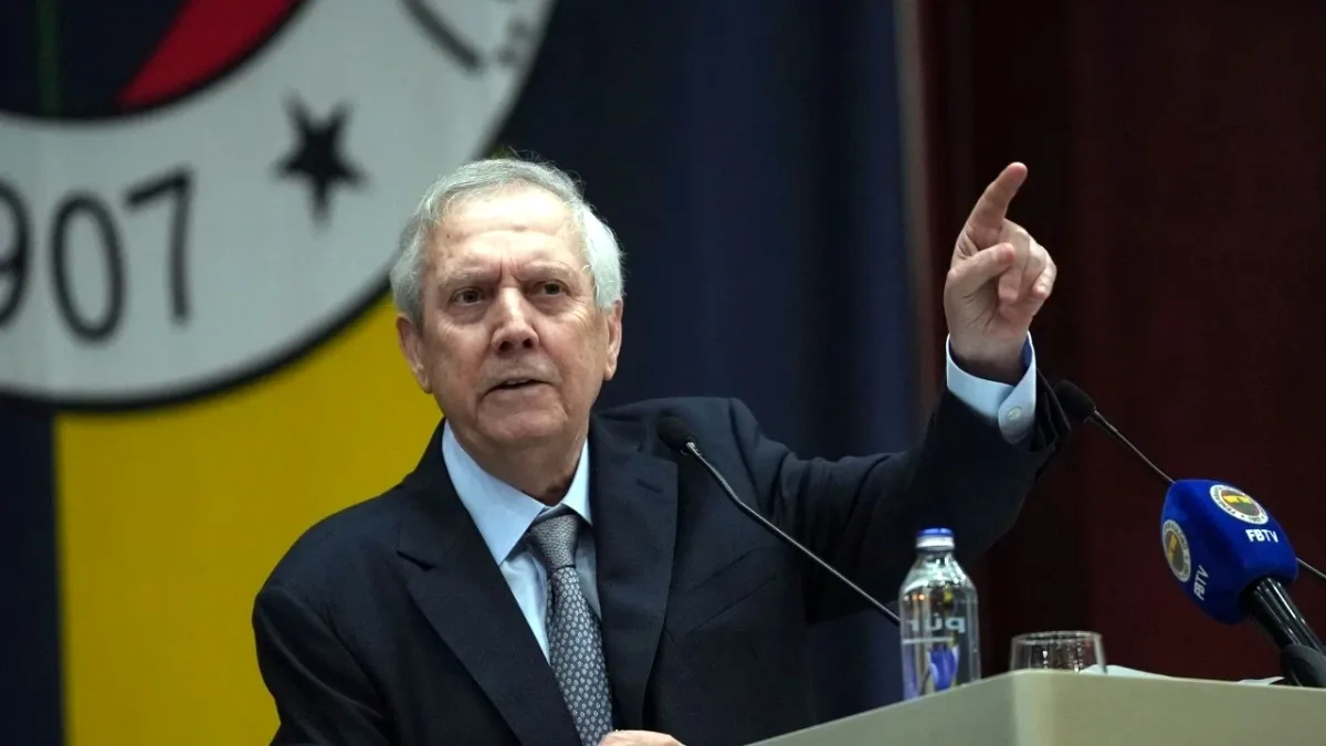 Aziz Yıldırım'dan Montella Hamlesi: Dünya Kupası Sonrası Görüşme Planı Aziz Yıldırım'dan Montella Hamlesi: Dünya Kupası Sonrası Görüşme Planı