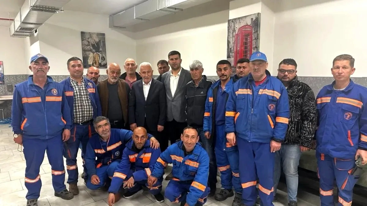 Yozgat'ta Bayram Ziyareti: Temizlik Emekçileri Unutulmadı Yozgat'ta Bayram Ziyareti: Temizlik Emekçileri Unutulmadı