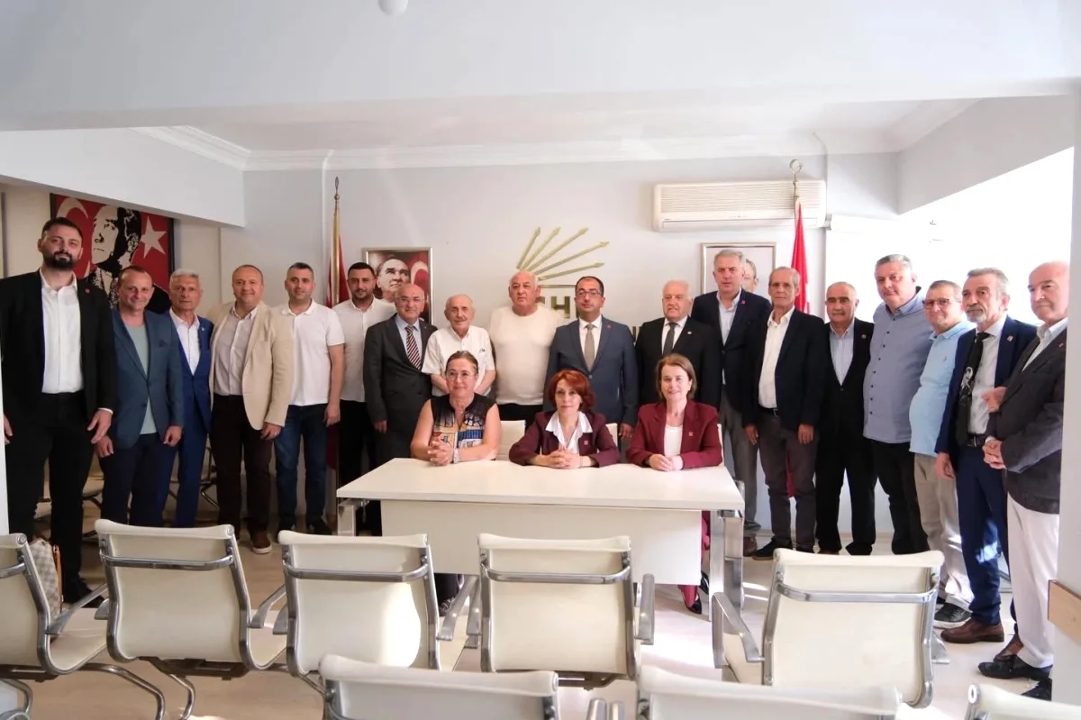 CHP Yalova'da Bayramlaşma ve "Mutlak Butlan" Kararına Tepki Yürüyüşü CHP Yalova'da Bayramlaşma ve "Mutlak Butlan" Kararına Tepki Yürüyüşü