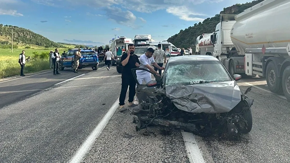 Adıyaman Gölbaşı'nda Kaza: 3 Ölü, 4 Yaralı Adıyaman Gölbaşı'nda Kaza: 3 Ölü, 4 Yaralı