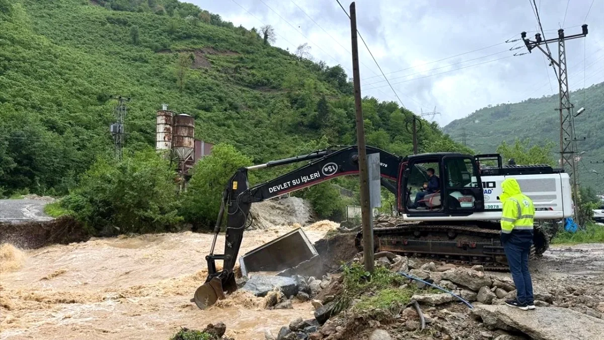 Ordu ve Giresun'da Şiddetli Yağış: İş Yerleri Su Altında, Yol Ulaşıma Kapandı Ordu ve Giresun'da Şiddetli Yağış: İş Yerleri Su Altında, Yol Ulaşıma Kapandı