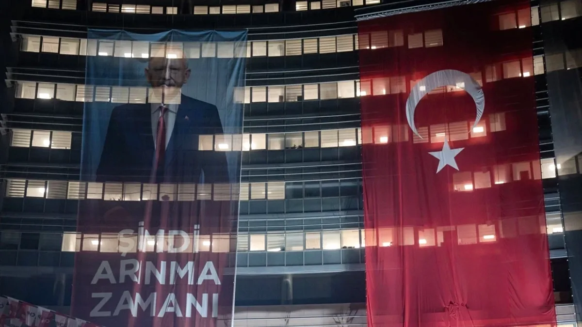 CHP Genel Merkezi'ne Kılıçdaroğlu'nun Afişleri Asıldı CHP Genel Merkezi'ne Kılıçdaroğlu'nun Afişleri Asıldı