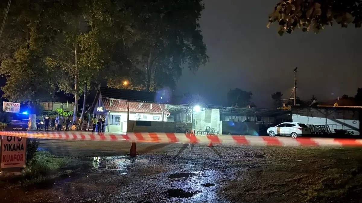 Sakarya'da Silahlı Kavga: 2 Kişi Yaralandı, 7 Şüpheli Gözaltına Alındı Sakarya'da Silahlı Kavga: 2 Kişi Yaralandı, 7 Şüpheli Gözaltına Alındı