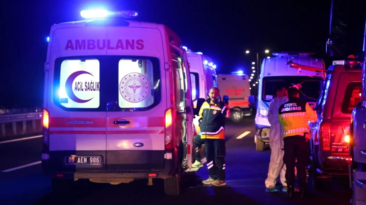 Denizli'de Otobüs Kazası! Bariyerlere Çarptı, Yangın Çıktı: 3 Ölü, 20 Yaralı Denizli'de Otobüs Kazası! Bariyerlere Çarptı, Yangın Çıktı: 3 Ölü, 20 Yaralı