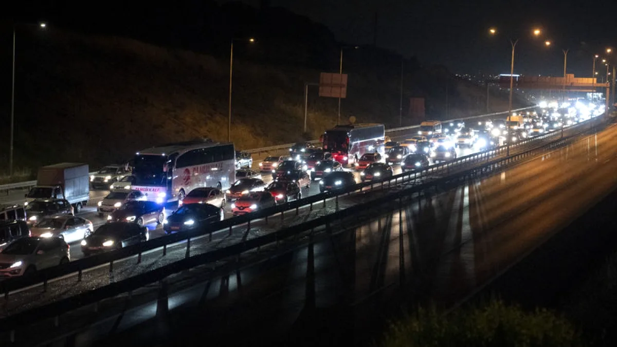Bayram Dönüşü İstanbul'da Yoğun Trafik: TEM Otoyolu'nda Araç Kuyrukları Bayram Dönüşü İstanbul'da Yoğun Trafik: TEM Otoyolu'nda Araç Kuyrukları