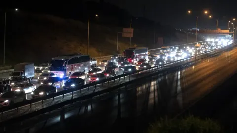 Bayram Dönüşü İstanbul'da Yoğun Trafik: TEM Otoyolu'nda Araç Kuyrukları