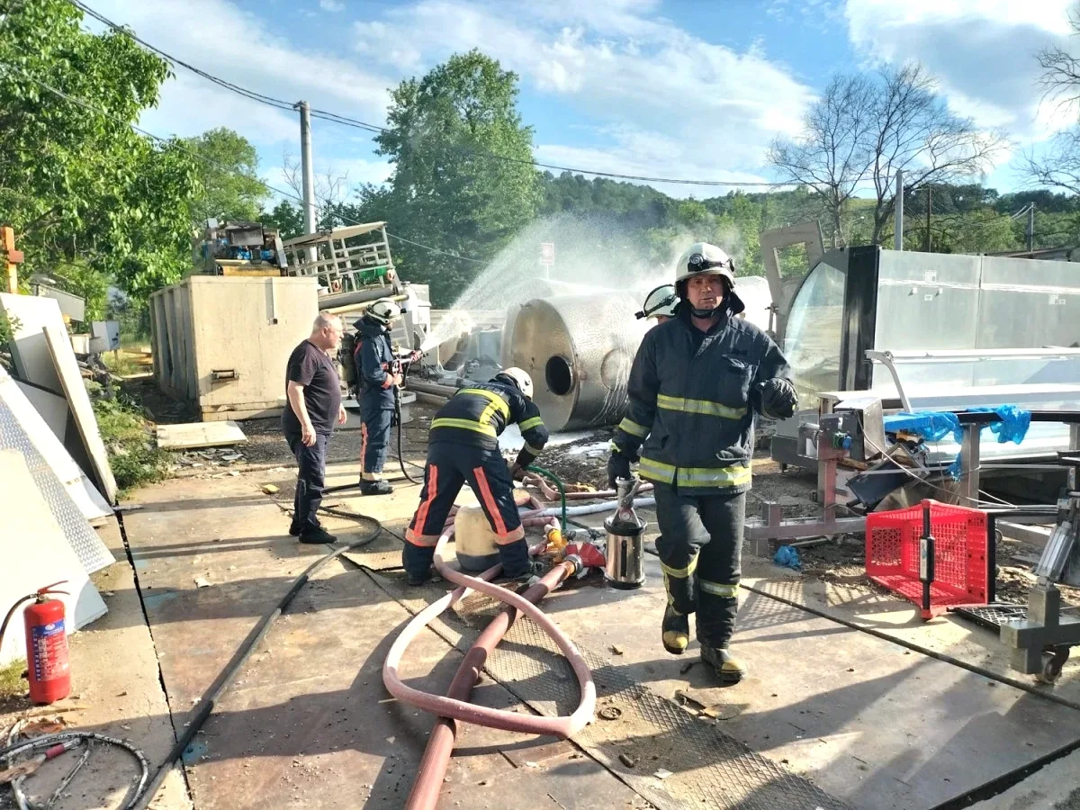 Kirazlı Sanayi Sitesi'nde Hurda Yangını: Yoğun Duman Kent Genelinde Görüldü Kirazlı Sanayi Sitesi'nde Hurda Yangını: Yoğun Duman Kent Genelinde Görüldü