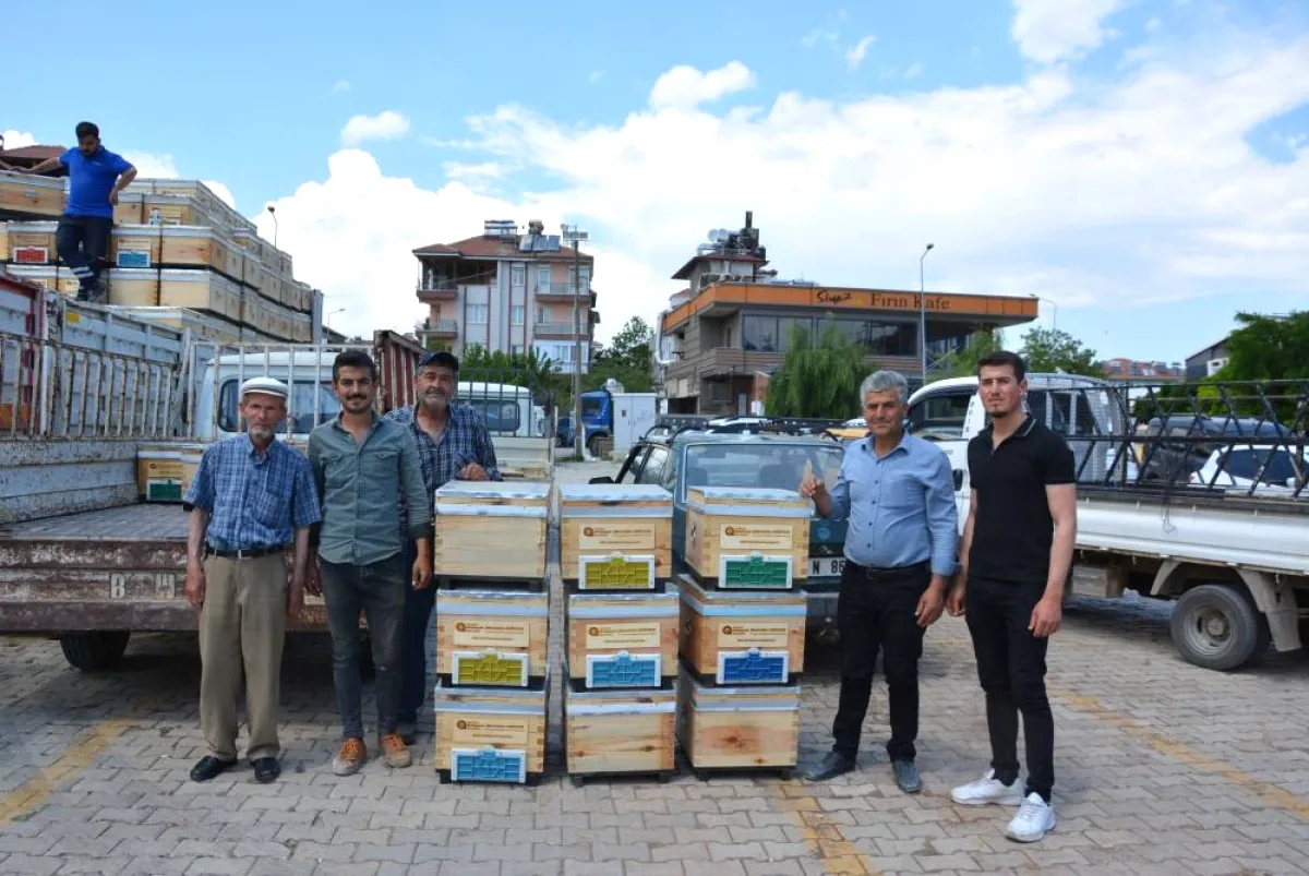 Antalya'da Arıcılık Destekleniyor: Korkuteli'nde 136 Üreticiye 408 Polen Tuzaklı Kovan Dağıtıldı Antalya'da Arıcılık Destekleniyor: Korkuteli'nde 136 Üreticiye 408 Polen Tuzaklı Kovan Dağıtıldı