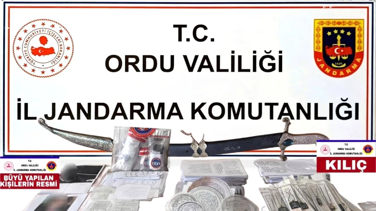 Perşembe'de Dolandırıcılık Operasyonu: 4 Gözaltı, Tarihi Kılıç ve Muskalar Ele Geçirildi Perşembe'de Dolandırıcılık Operasyonu: 4 Gözaltı, Tarihi Kılıç ve Muskalar Ele Geçirildi