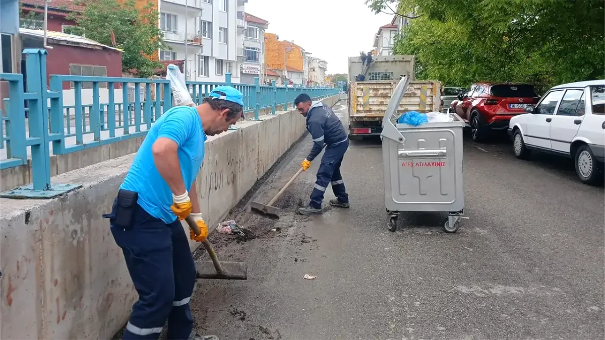 Kütahya'da Yağmur Izgaraları Temizlendi Kütahya'da Yağmur Izgaraları Temizlendi