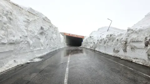 Van-Bahçesaray Yolu 6 Aylık Kapalılıktan Sonra Kontrollü Açıldı Van-Bahçesaray Yolu 6 Aylık Kapalılıktan Sonra Kontrollü Açıldı
