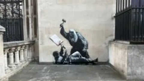 Banksy'nin İngiltere'deki Eserleri Kamuya 150 Bin Sterline Mal Oldu